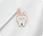 Insignia de metal para dentista con dientes de conejo