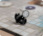 Diseño de gato negro para gaming 2 - Insignia de pin espiritual de dados de fantasía