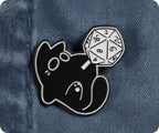 Diseño de gato negro para gaming 2 - Insignia de pin espiritual de dados de fantasía
