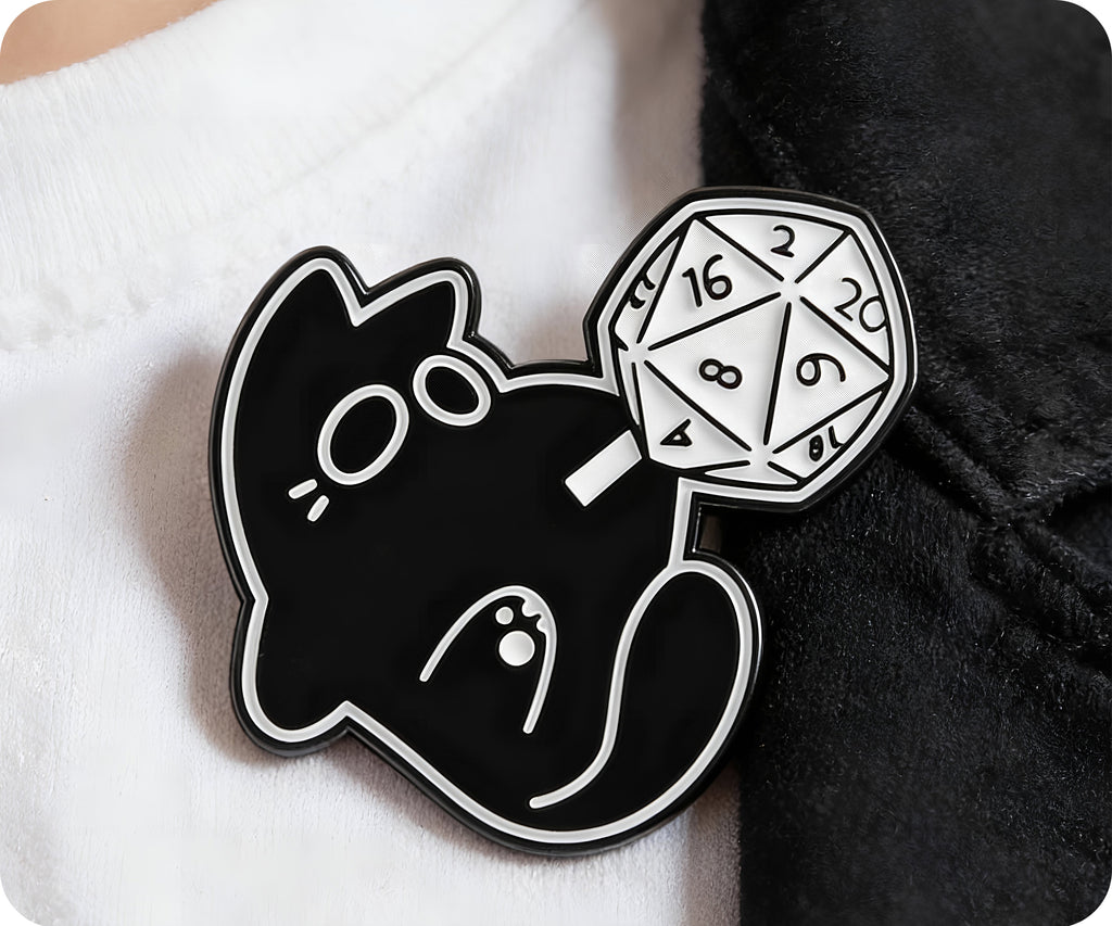 Diseño de gato negro para gaming 2 - Insignia de pin espiritual de dados de fantasía