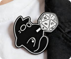 Diseño de gato negro para gaming 2 - Insignia de pin espiritual de dados de fantasía