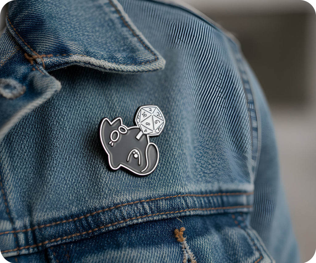 Diseño de gato negro para gaming 2 - Insignia de pin espiritual de dados de fantasía