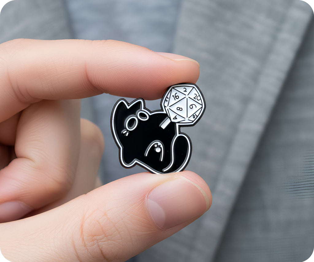 Diseño de gato negro para gaming 2 - Insignia de pin espiritual de dados de fantasía