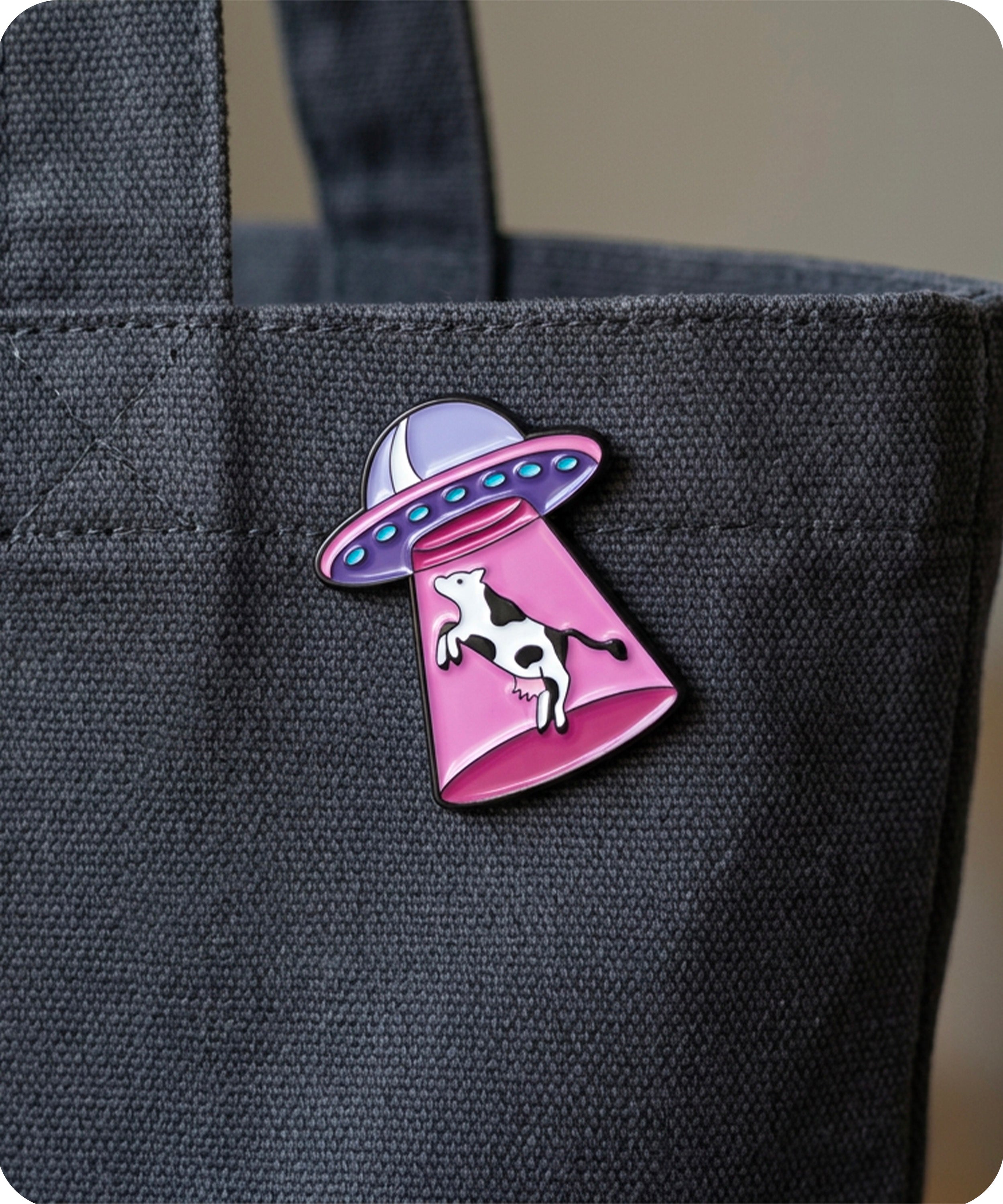 Cow Abduction UFO Enamel Lapel Pin Badge Imagen secundaria del producto
