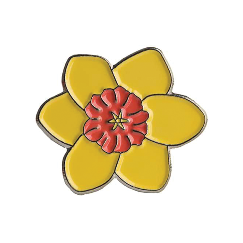 A daffodil yellow flower pin badge with a red center, made of brass plated iron with a hard enamel finish. © Tigoli® 2026 All Rights Reserved Panda Loco Ltd  Imagen principal del producto