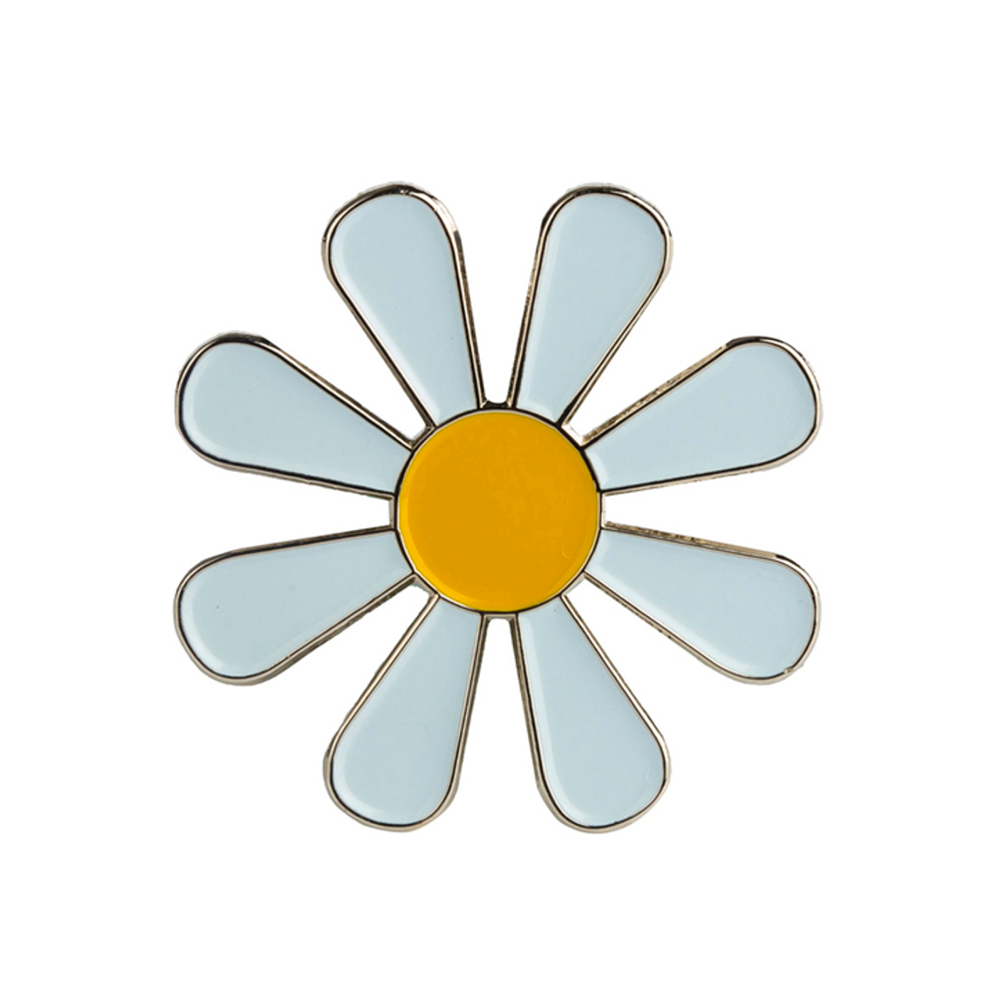 A daisy flower pin badge with a brass plated iron and hard enamel finish. © Tigoli® 2026 All Rights Reserved Panda Loco Ltd  Imagen principal del producto