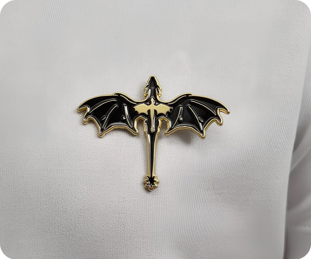 Insignia de metal negra "Dragón en fantasía mágica"