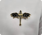 Insignia de metal negra "Dragón en fantasía mágica"