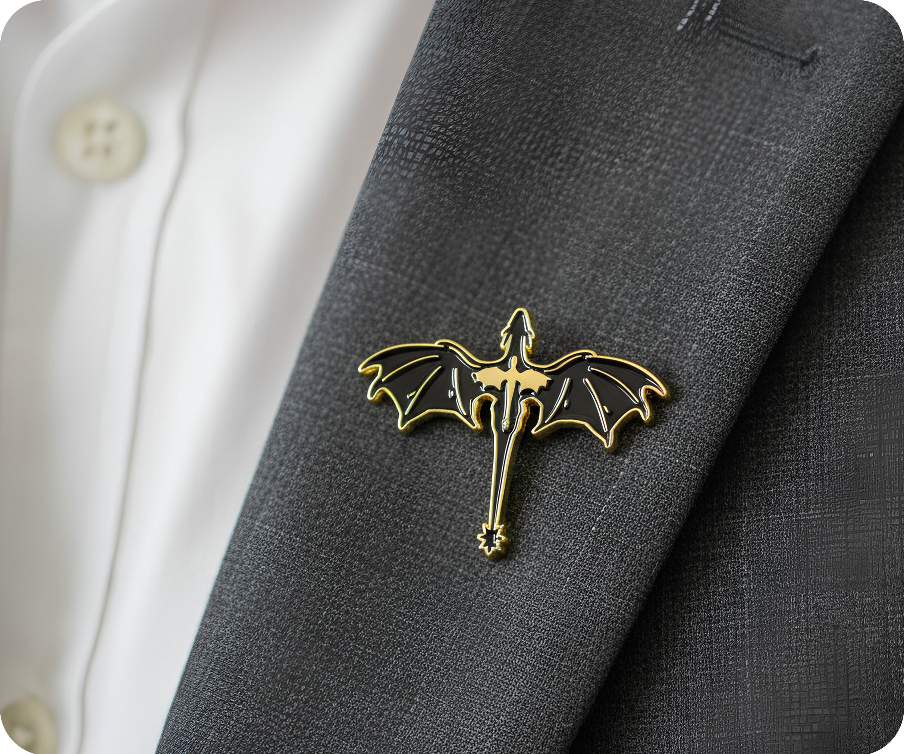 Insignia de metal negra "Dragón en fantasía mágica" Imagen secundaria del producto