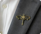 Insignia de metal negra "Dragón en fantasía mágica"