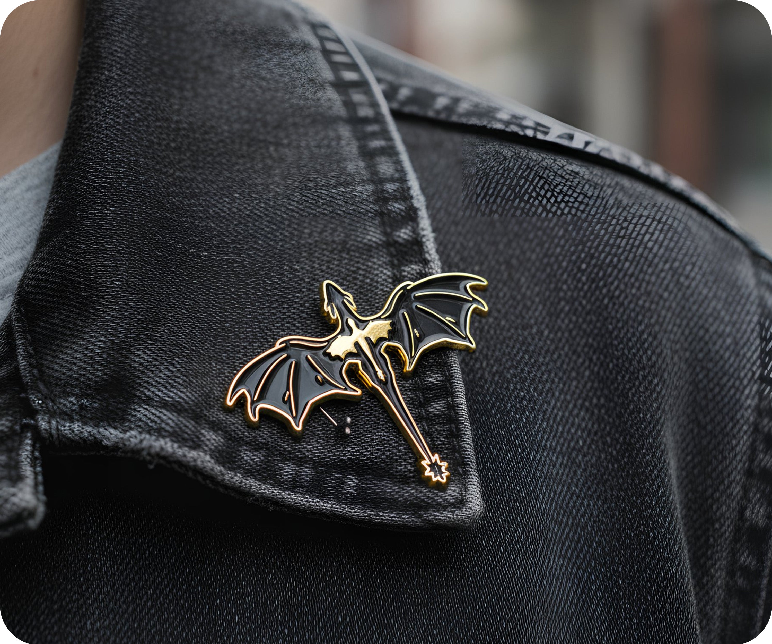 Insignia de metal negra "Dragón en fantasía mágica"