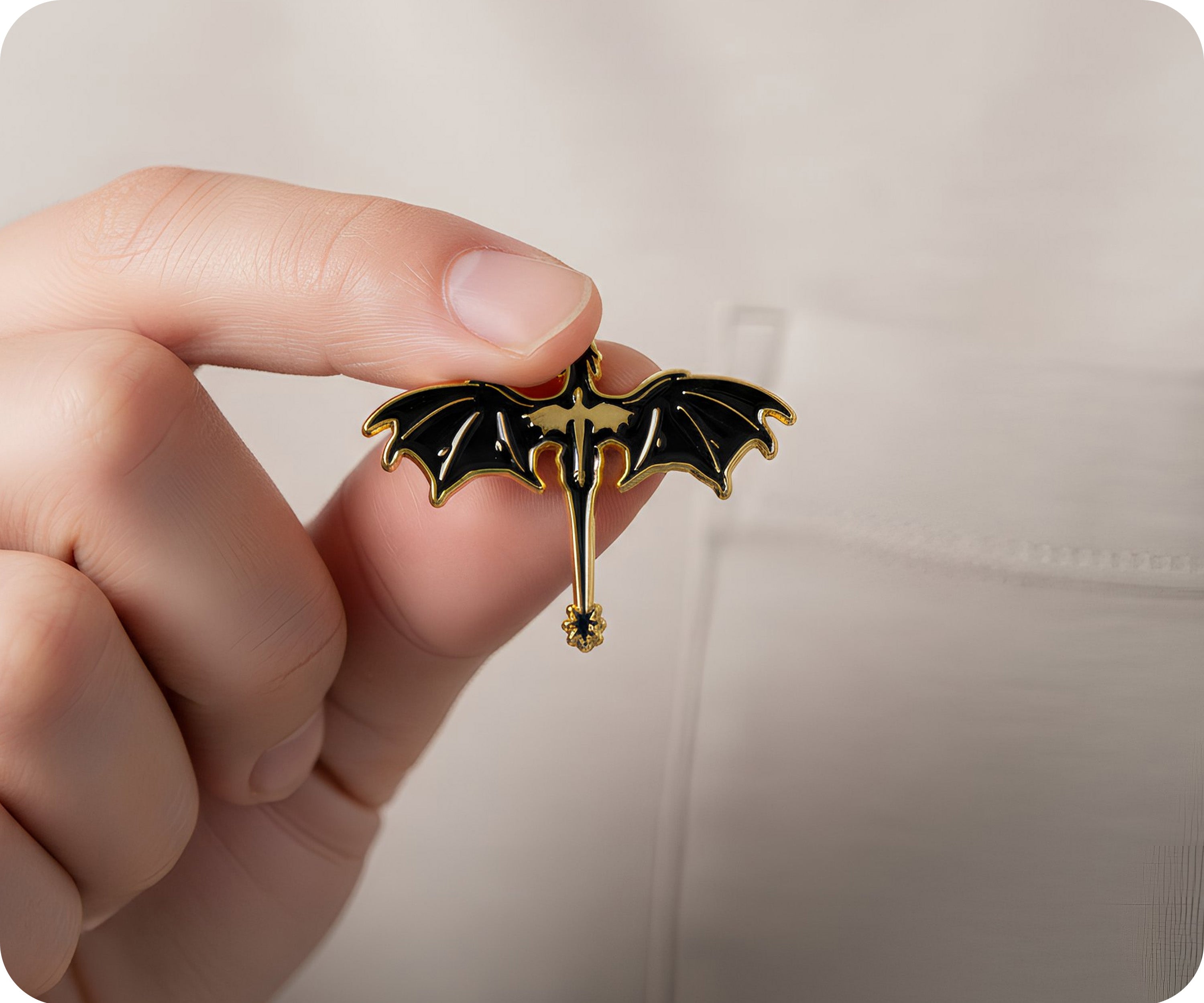 Insignia de metal negra "Dragón en fantasía mágica"