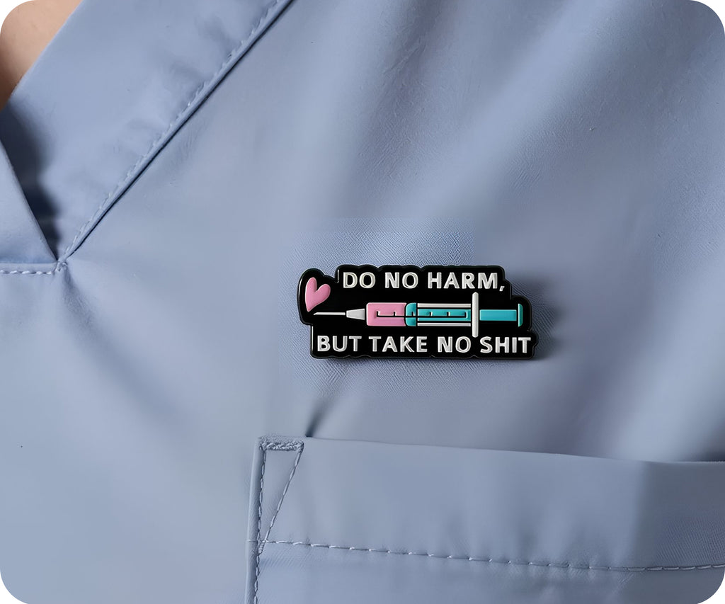 Insignia de enfermera "No hagas daño, pero no te dejes pisotear"