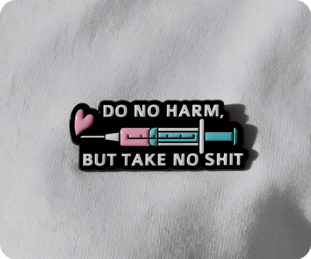 Insignia de enfermera "No hagas daño, pero no te dejes pisotear"
