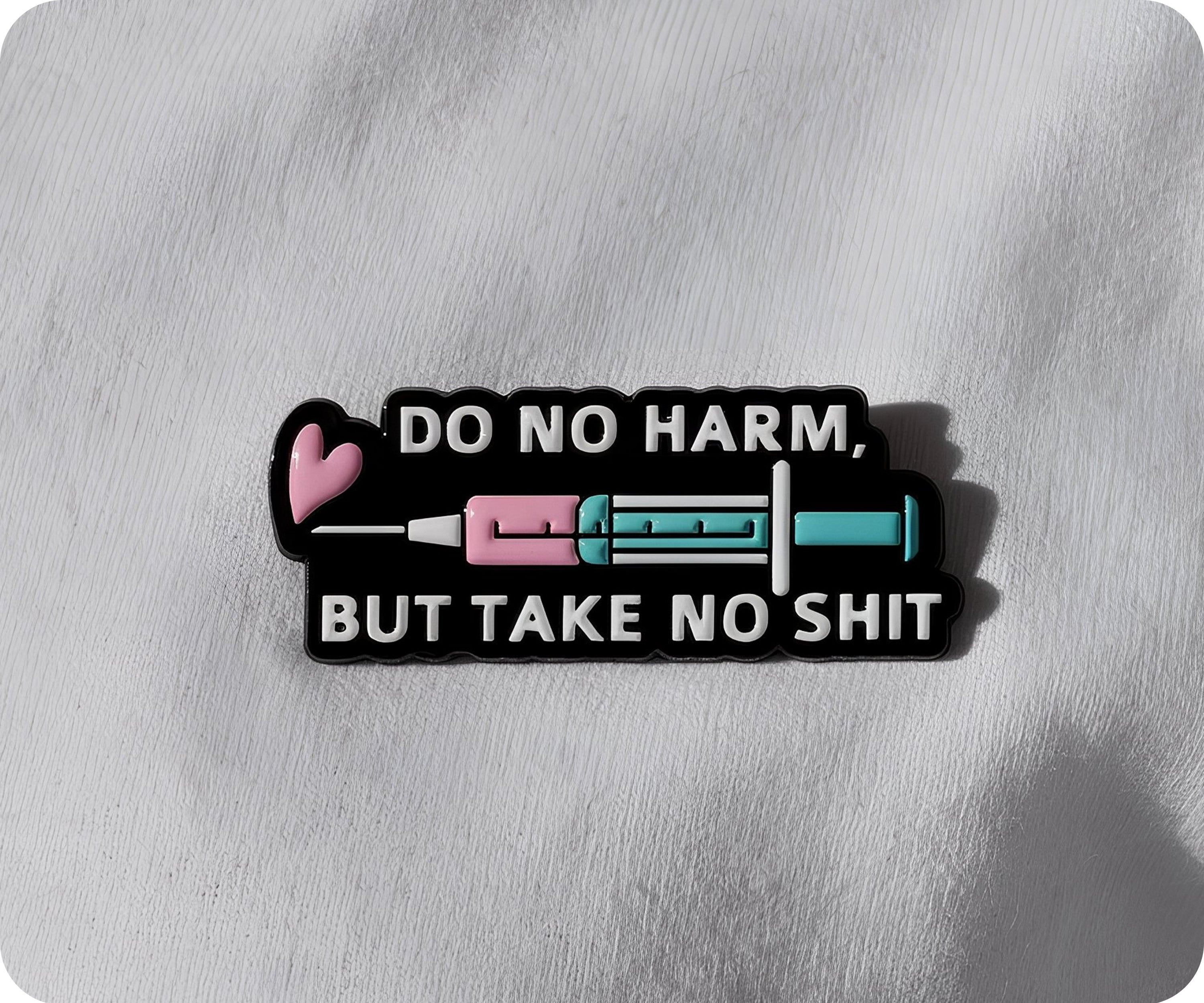 Insignia de enfermera "No hagas daño, pero no te dejes pisotear"