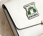 Insignia Pin "Solo tú puedes evitar el drama, llama"