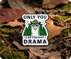 Insignia Pin "Solo tú puedes evitar el drama, llama"
