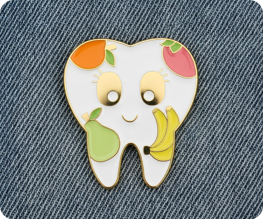 Pin de dentista con diente sano de fruta