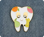 Pin de dentista con diente sano de fruta
