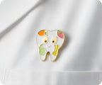 Pin de dentista con diente sano de fruta