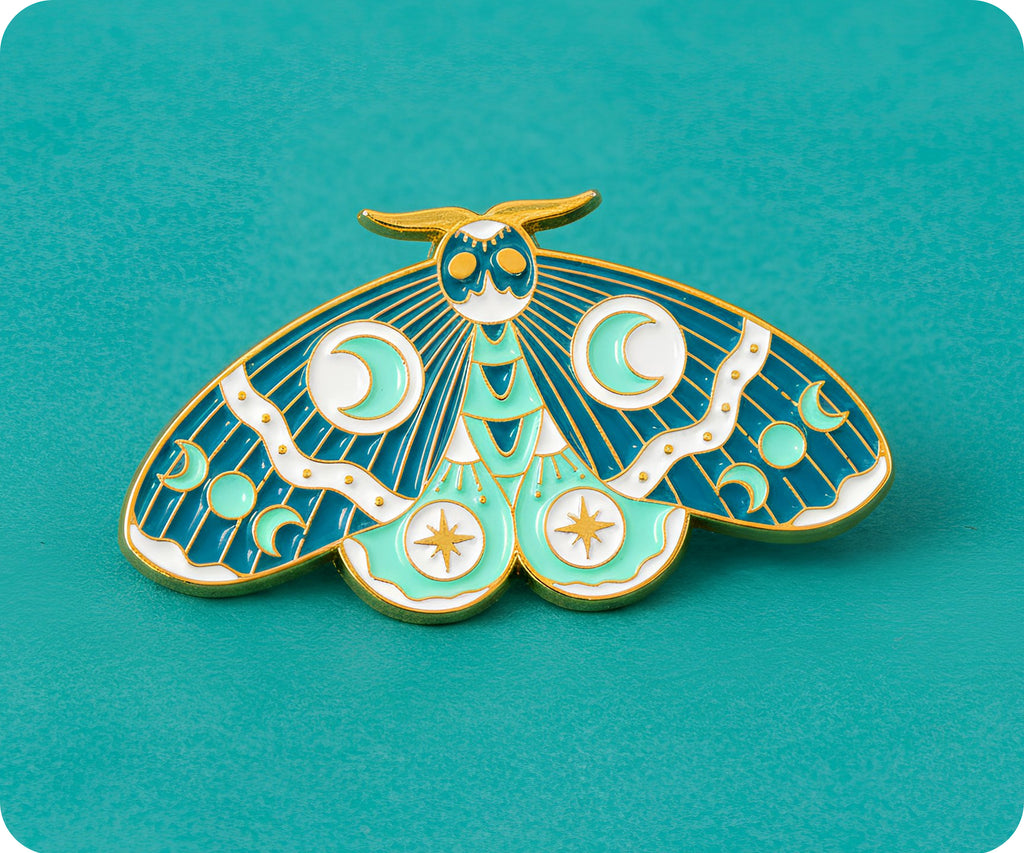 Pin esmaltado místico de mariposa nocturna de color verde azulado con brillantina