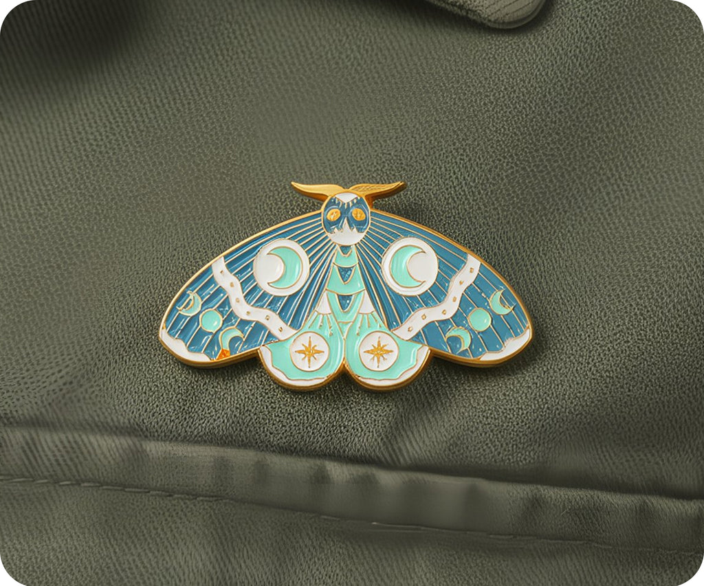 Pin esmaltado místico de mariposa nocturna de color verde azulado con brillantina