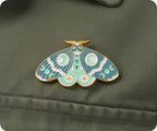 Pin esmaltado místico de mariposa nocturna de color verde azulado con brillantina