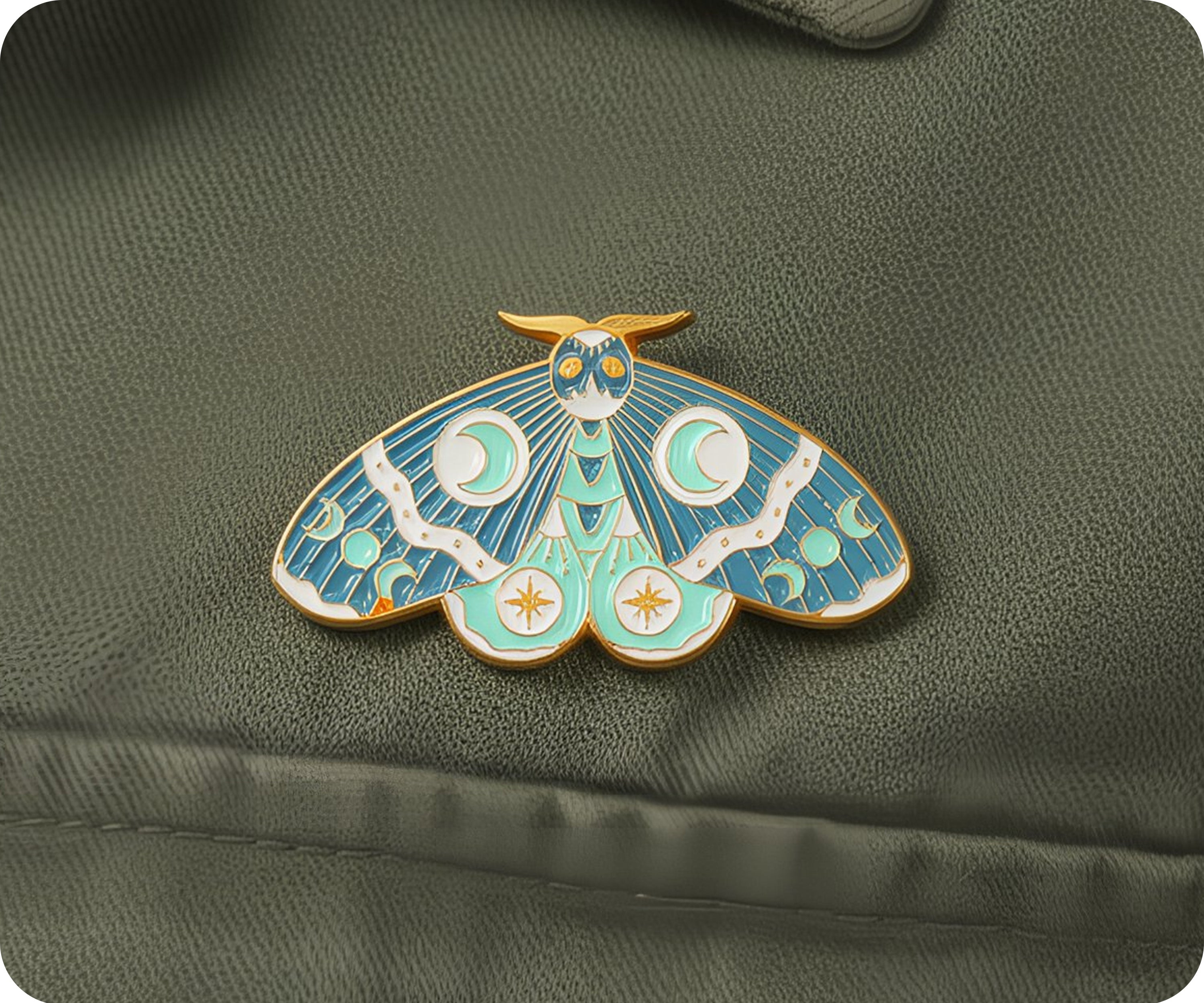 Pin esmaltado místico de mariposa nocturna de color verde azulado con brillantina