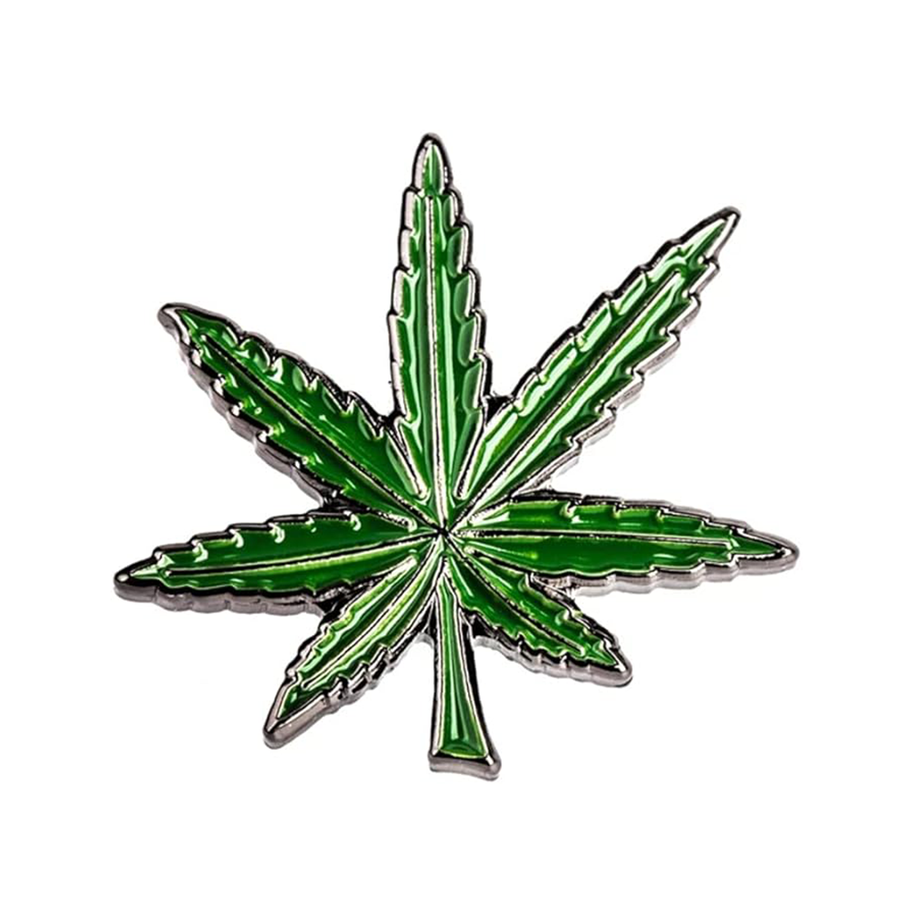 A pin badge featuring a green leaf shape, representing cannabis, with a shiny, metallic finish. Imagen principal del producto