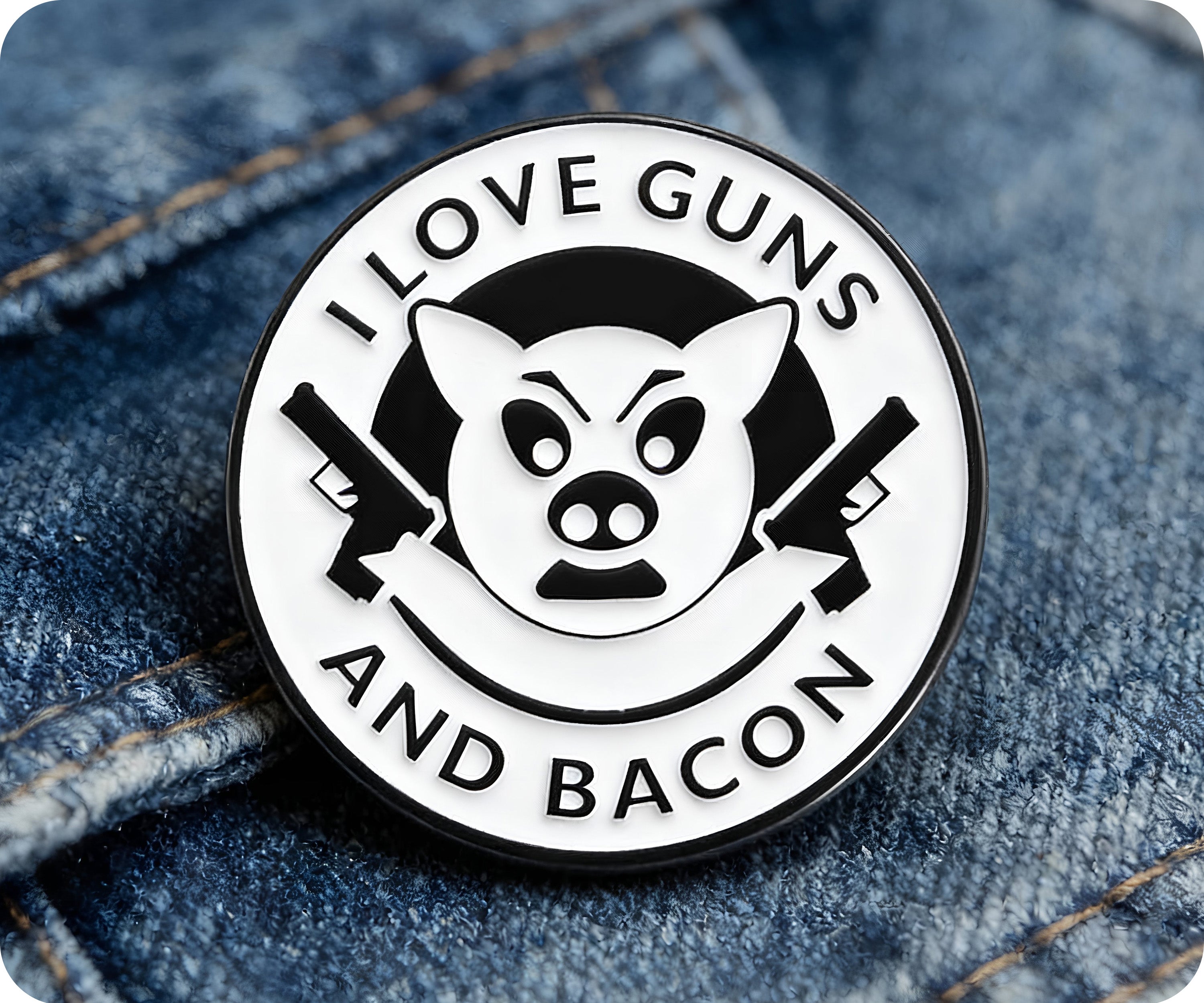 Me encantan las armas y el tocino - Chapa divertida Imagen secundaria del producto