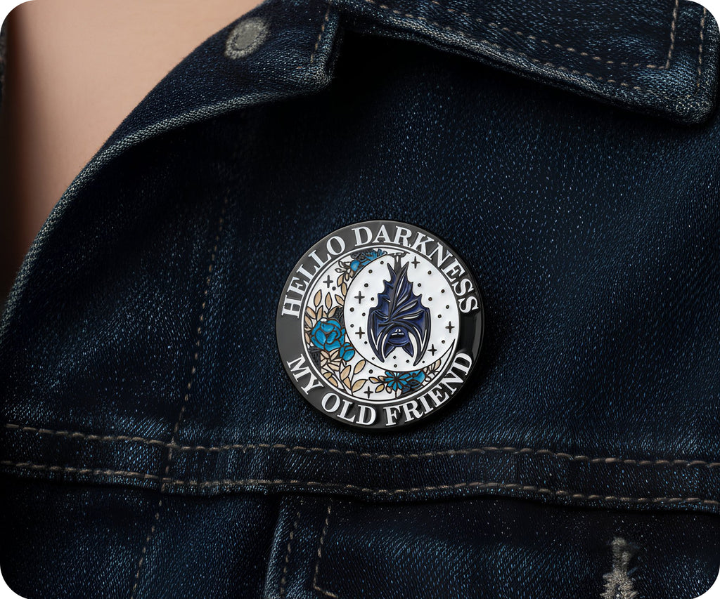 Insignia "Hola oscuridad, mi vieja amiga"