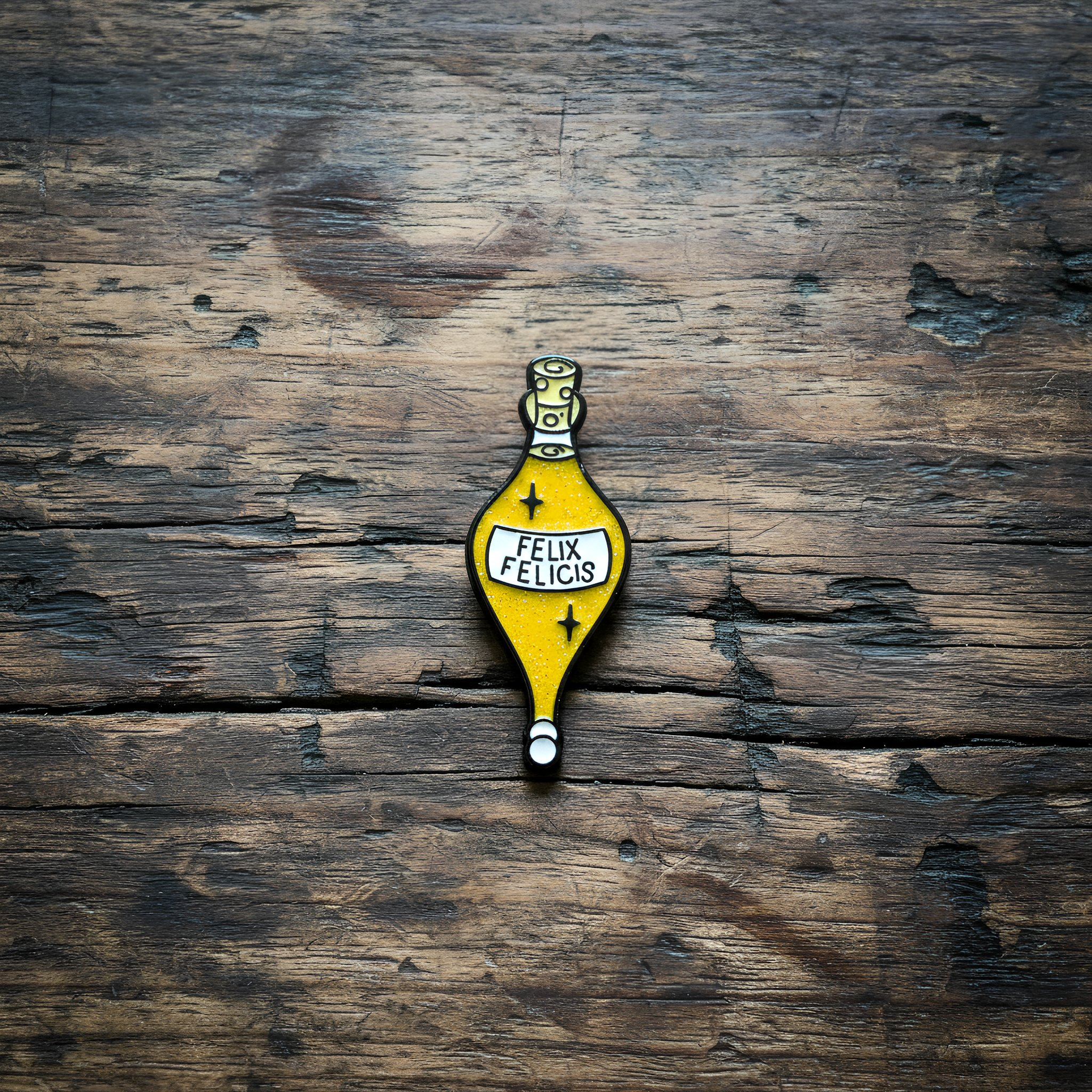Insignia de brujo bruja con botella de poción amarilla Imagen secundaria del producto