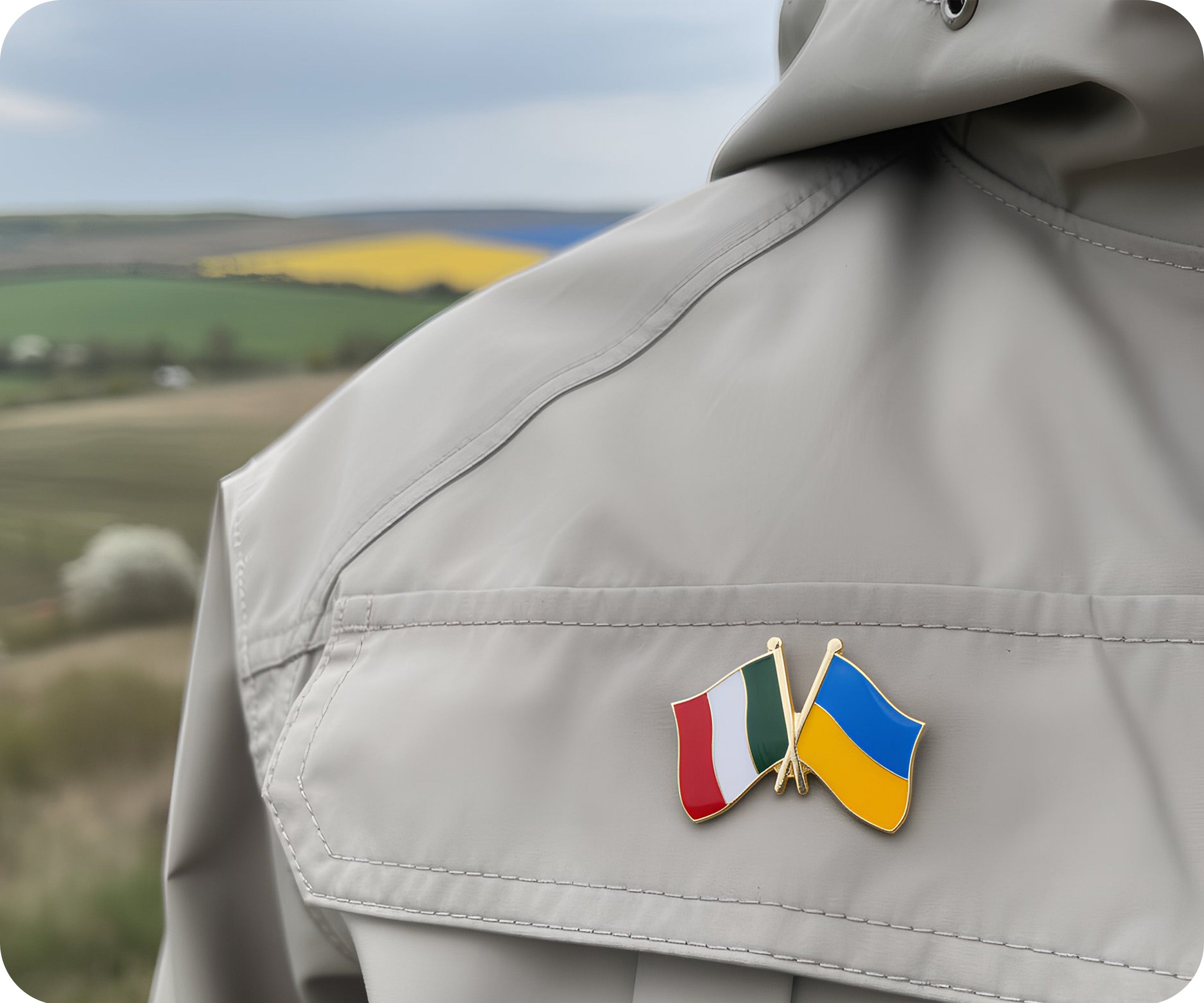 Pin de la amistad entre Italia y Ucrania  Imagen secundaria del producto