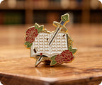 Insignia de alfiler Jude Swords Roses Writing Theatre