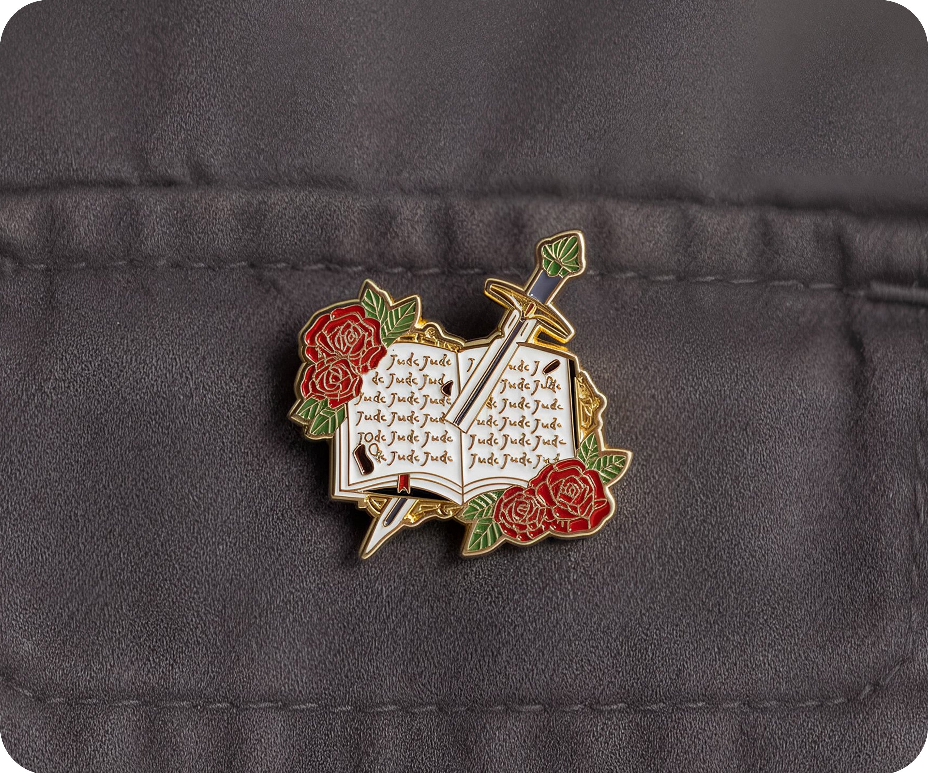 Insignia de alfiler Jude Swords Roses Writing Theatre