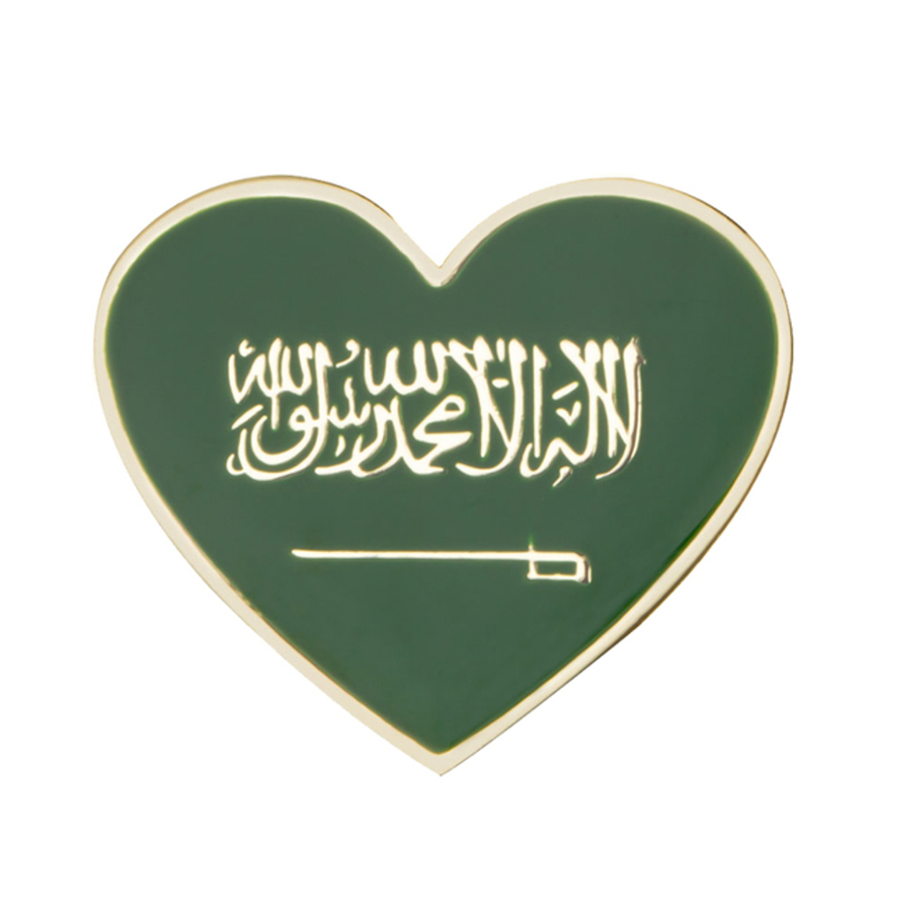 A green heart-shaped pin badge with the Saudi Arabian flag and a butterfly clutch at the back. © Tigoli® 2026 All Rights Reserved Panda Loco Ltd  Imagen principal del producto