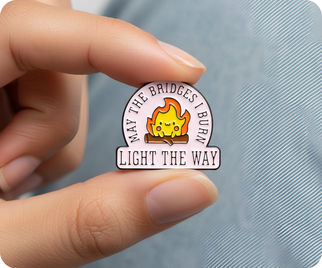 Que los puentes que quemes te iluminen el camino, divertido pin.