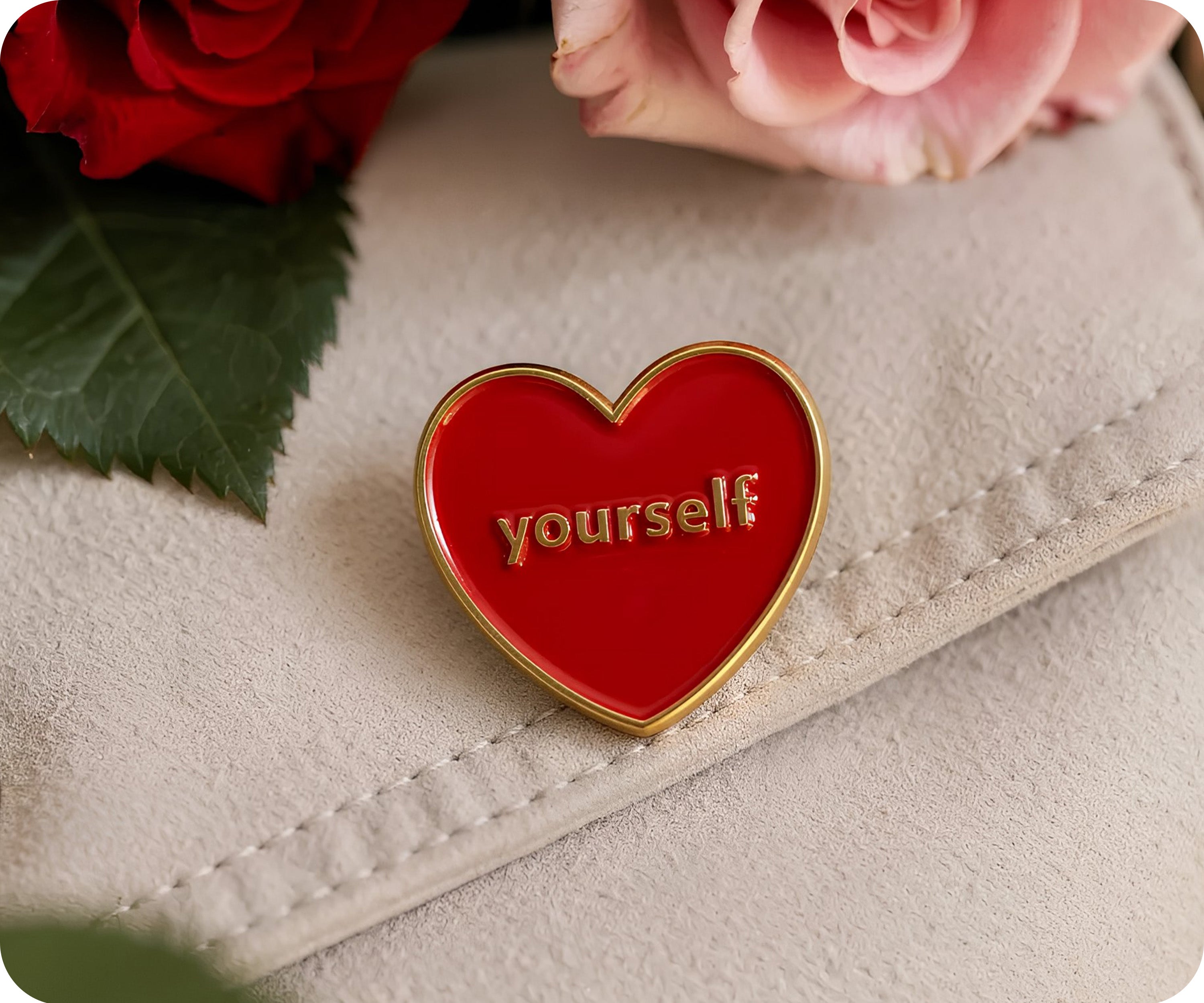 Insignia de pin "Ámate a ti mismo" en forma de corazón Imagen secundaria del producto
