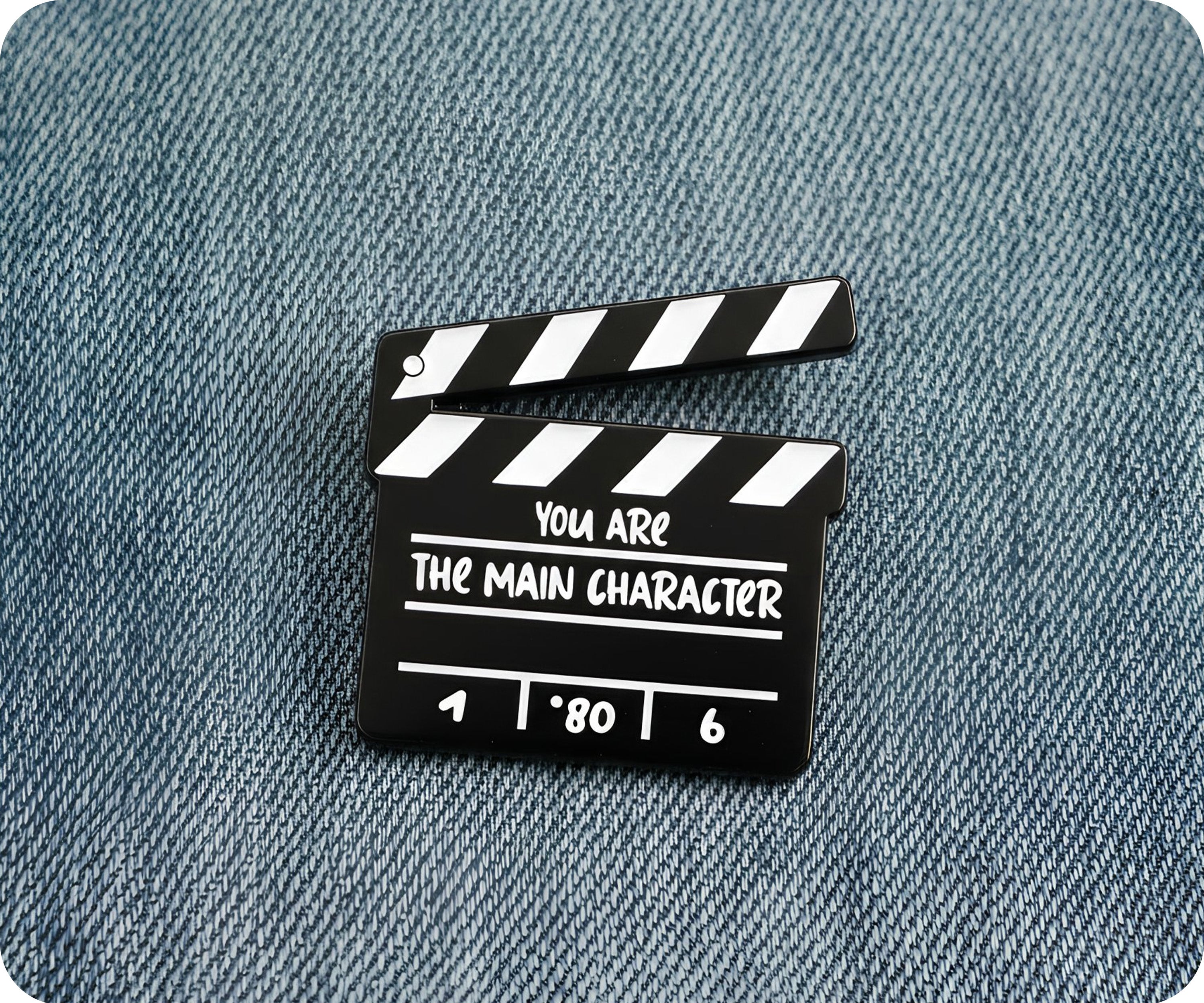 Tú eres el personaje principal claqueta pin broche Imagen secundaria del producto