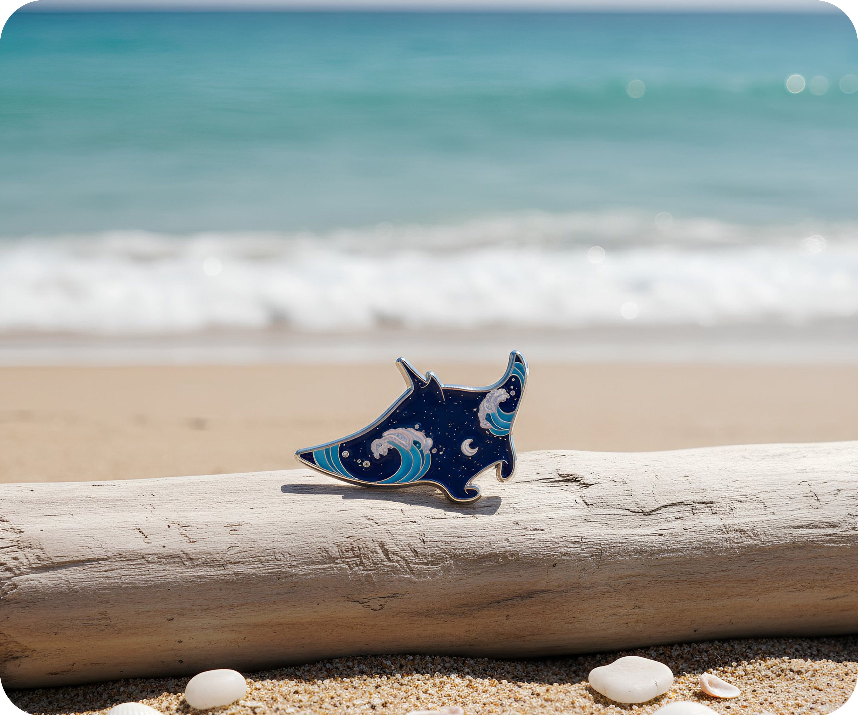Insignia de alfiler de raya manta con purpurina oceánica Imagen secundaria del producto
