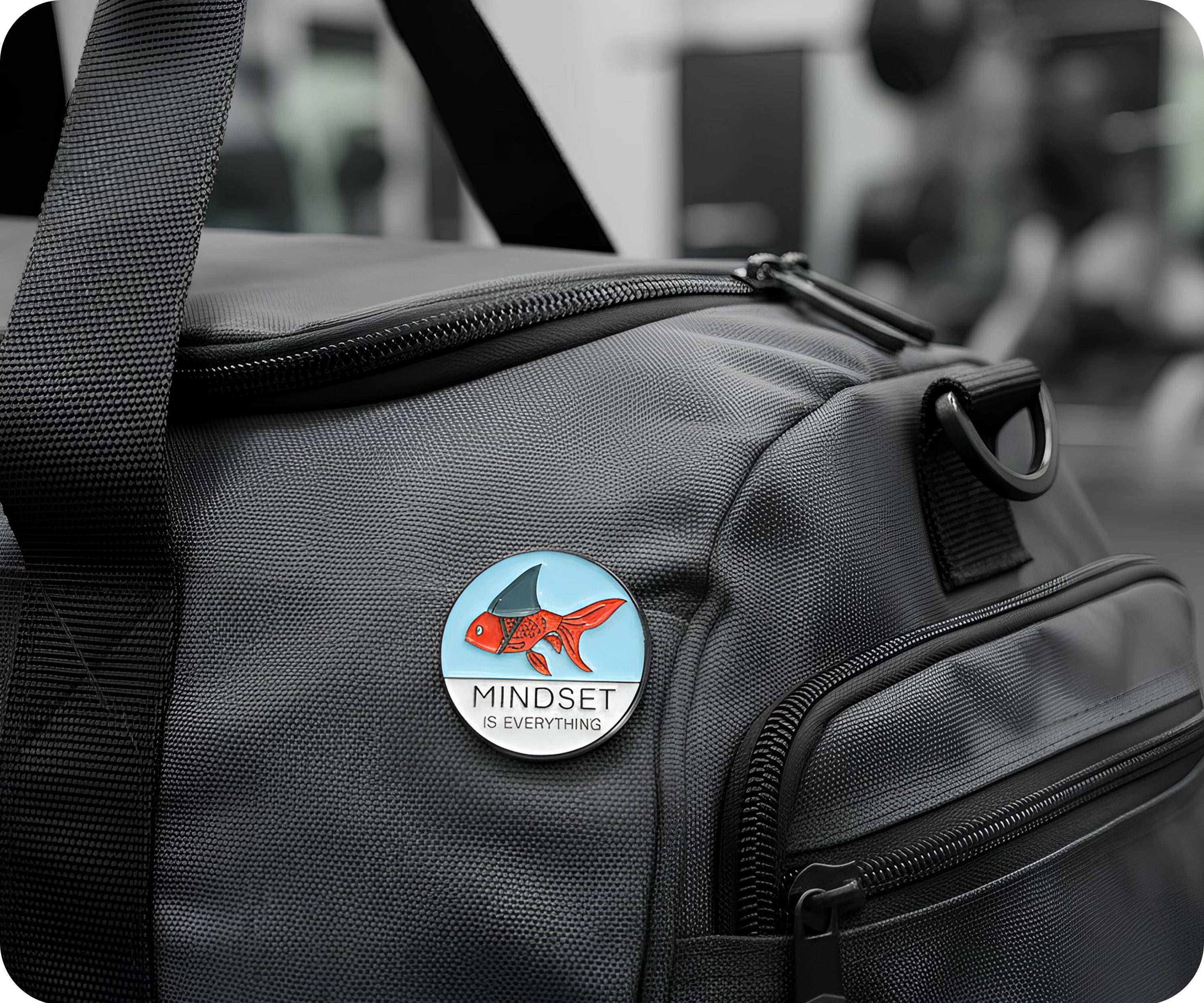 Insignia de alfiler Mindset Goldfish Shark Imagen secundaria del producto