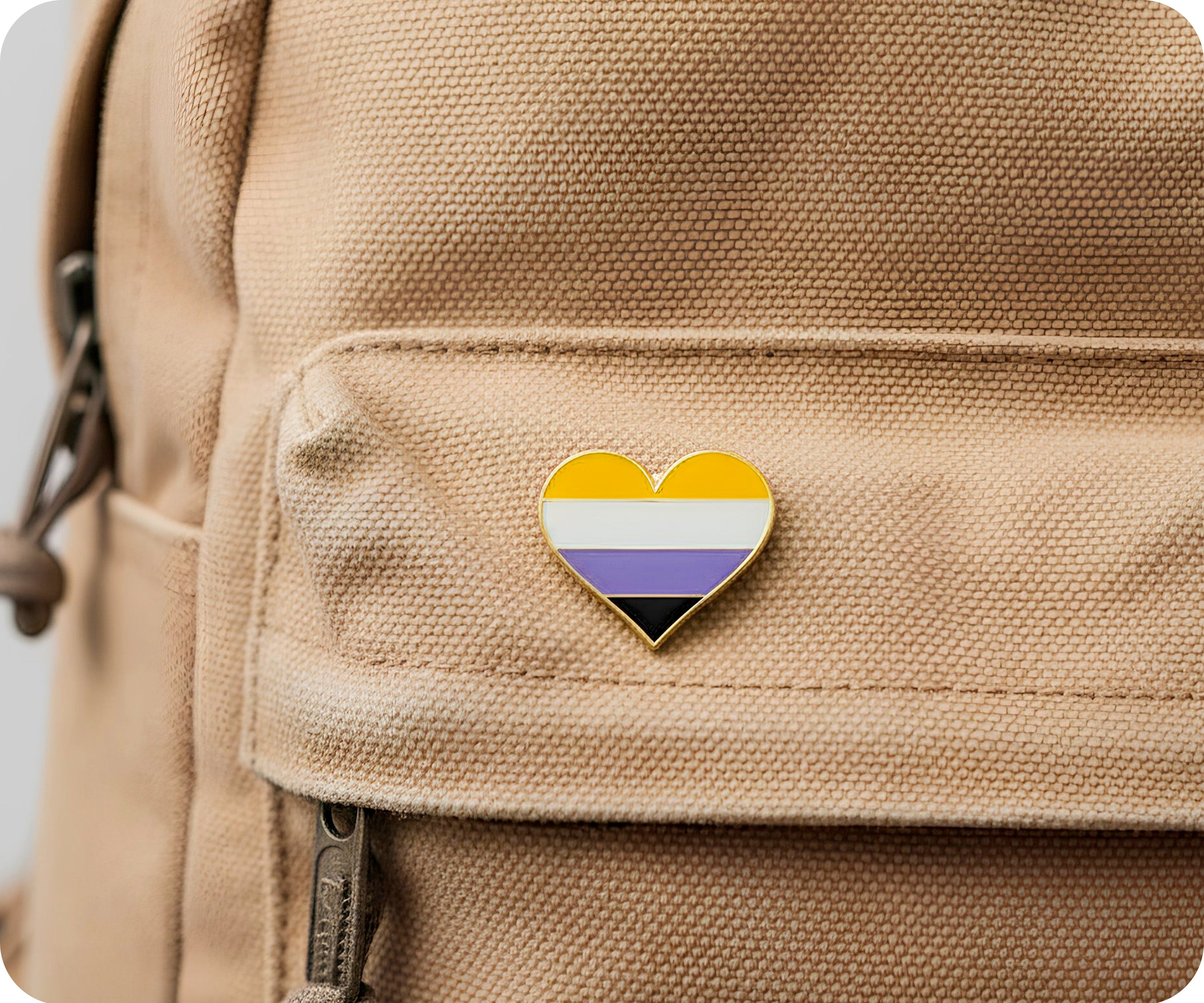 Pin con forma de corazón no binario Imagen secundaria del producto