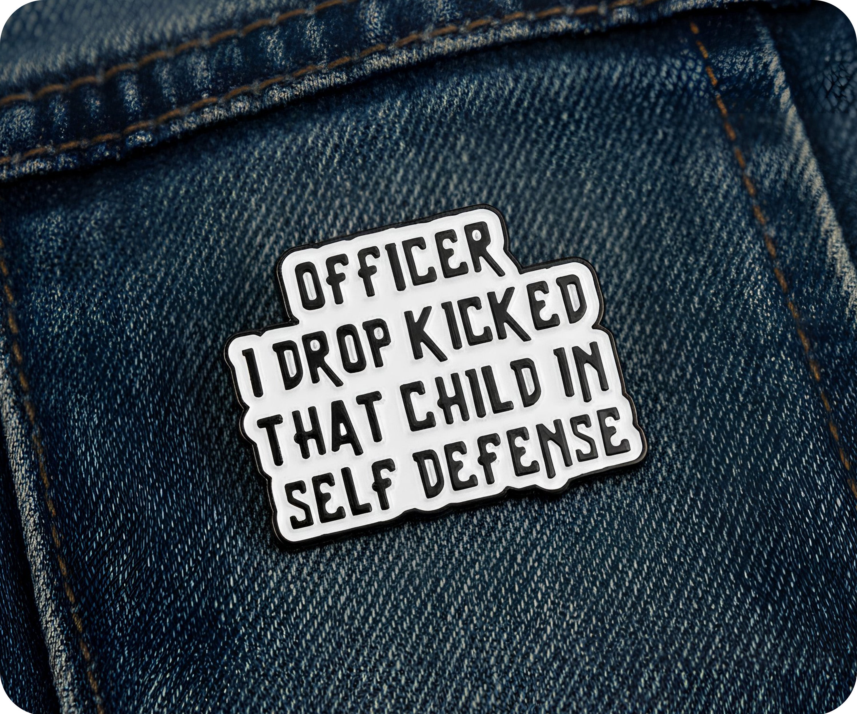 Oficial, le di una patada voladora a ese niño en defensa propia, pin. Imagen secundaria del producto