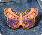 Pin espiritual de mariposa mística naranja y morada