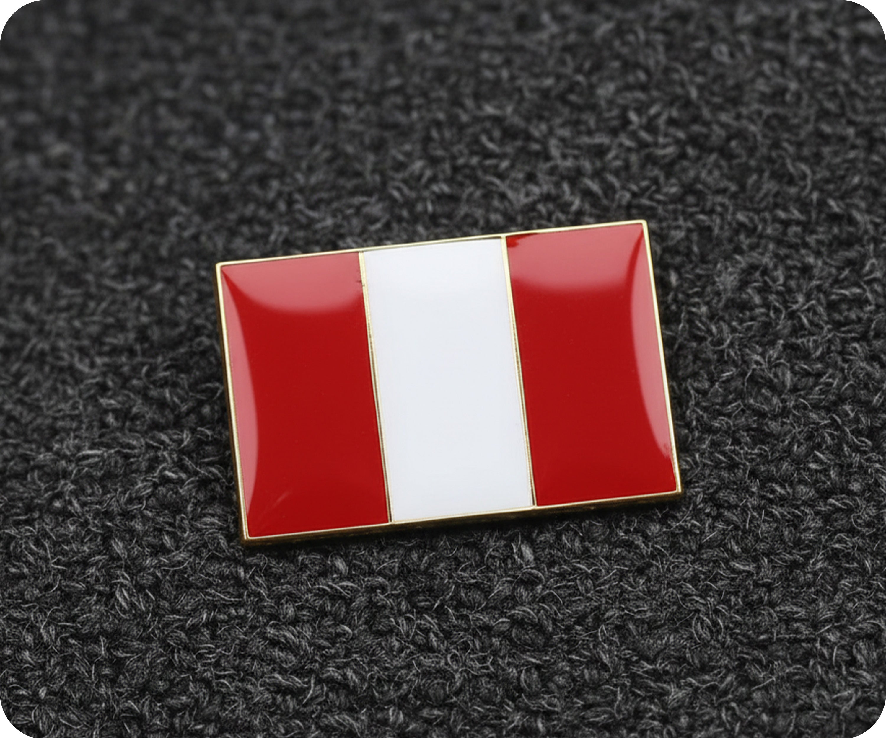 Insignia de pin con la bandera rectangular de Perú Imagen secundaria del producto