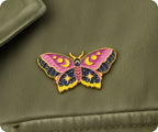 Insignia Pin Espiritual de Polilla Mariposa Mística Rosa y Morada