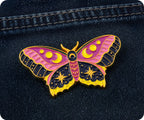 Insignia Pin Espiritual de Polilla Mariposa Mística Rosa y Morada