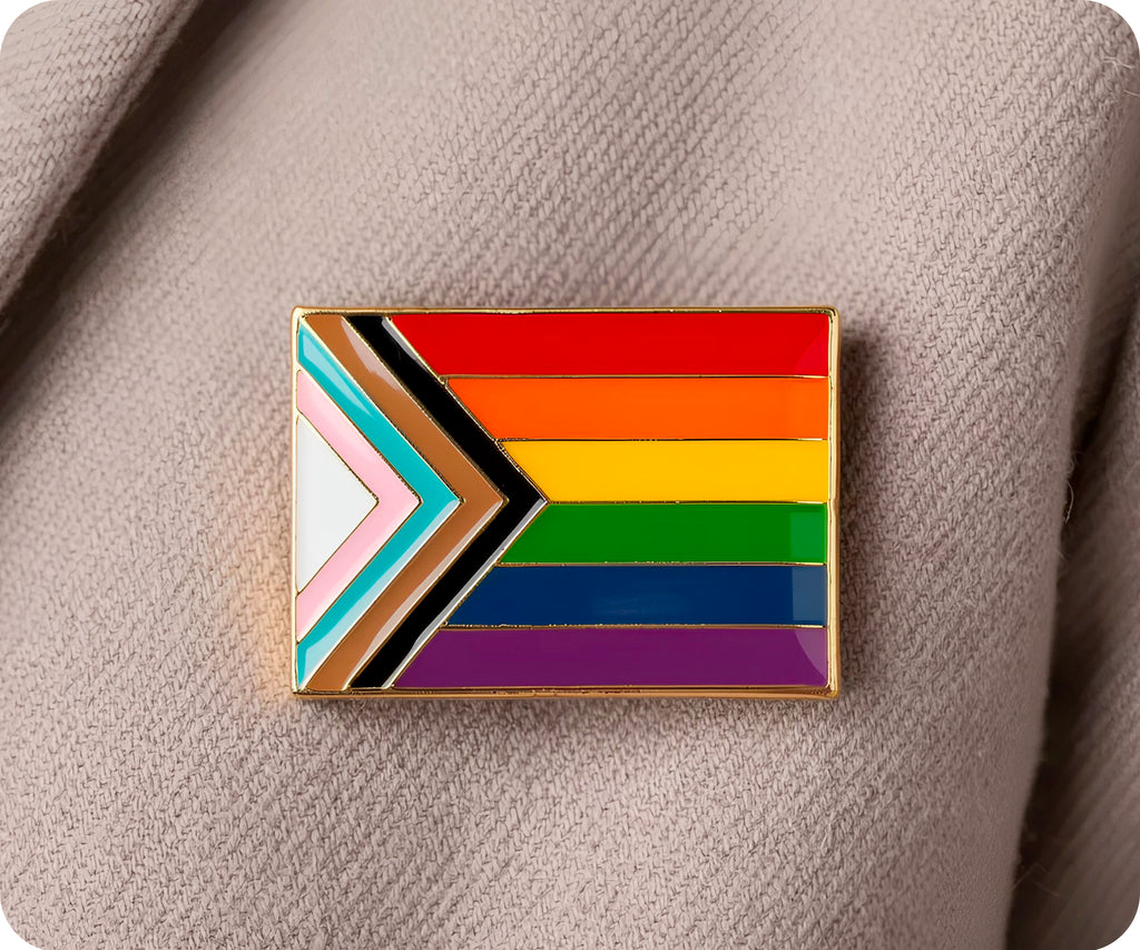 Insignia de pin rectangular con el mensaje "Progreso y orgullo"