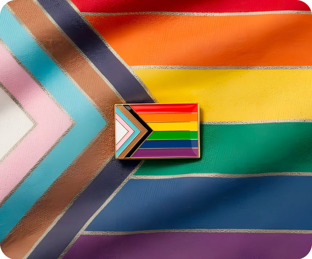 Insignia de pin rectangular con el mensaje "Progreso y orgullo"