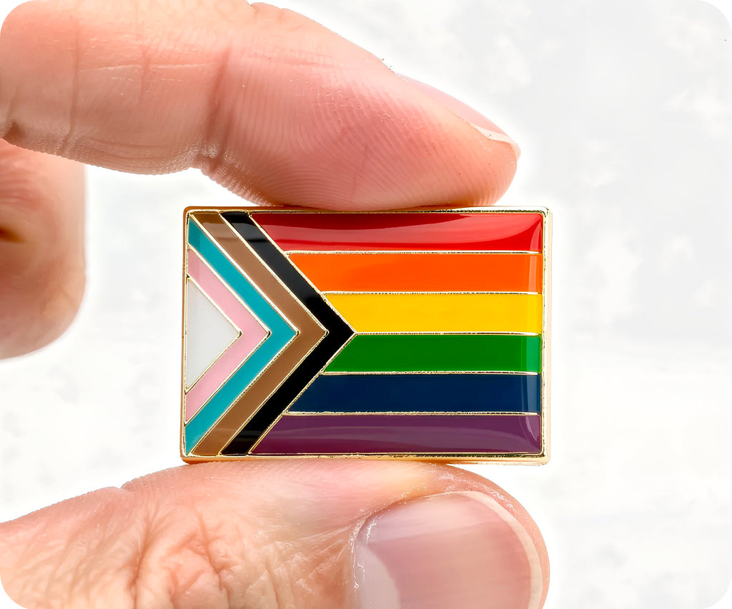 Insignia de pin rectangular con el mensaje "Progreso y orgullo"
